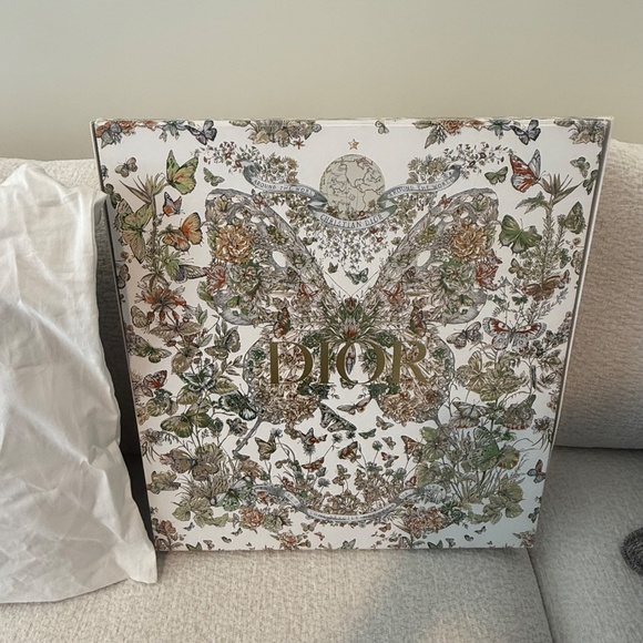 Christian Dior Large Leather embossed book tote NEW, Pristine condition - Picture 2 of 9